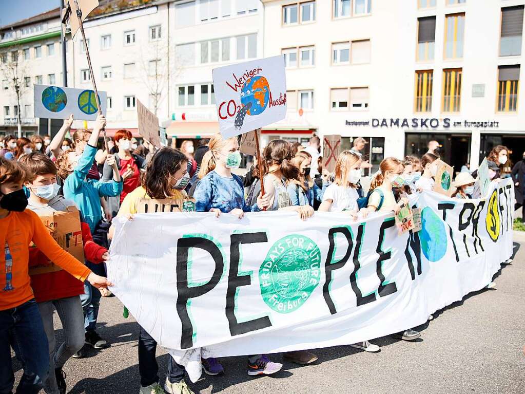 Am Freitag sind mehrere Tausend Menschen bei einer Kundgebung von Fridays for Future durch Freiburgs Innenstadt gezogen.