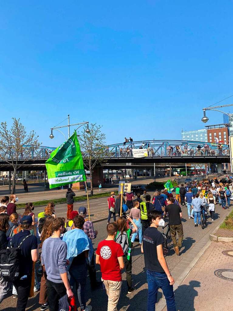 Am Freitag sind mehrere Tausend Menschen bei einer Kundgebung von Fridays for Future durch Freiburgs Innenstadt gezogen.