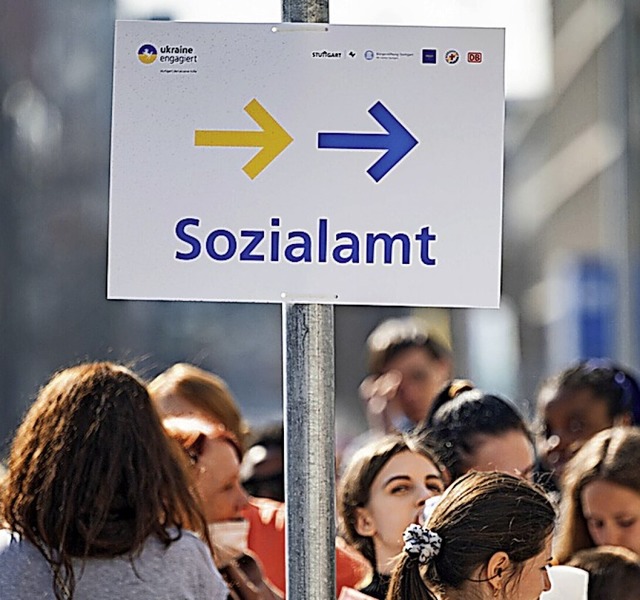 Flchtlinge aus der Ukraine stehen vor dem Sozialamt in Stuttgart an.  | Foto: Marijan Murat (dpa)