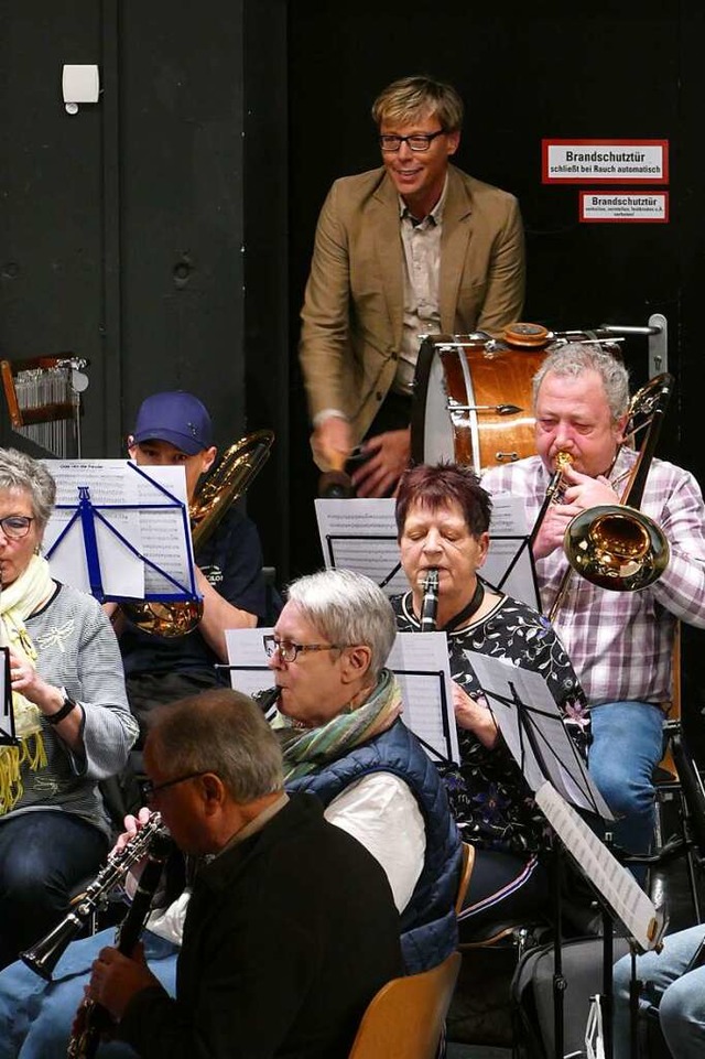 Beim Besuch der Probe von Stadtmusik N... auch mal selbst den Trommel-Schlgel.  | Foto: Susanne Ehmann