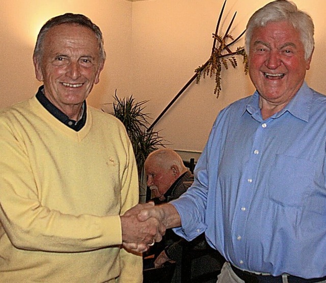 Walter Maier (links) neben Ernst Wame...ls Kassenverwalter  nach 19 Jahren ab.  | Foto: Peter Schtz