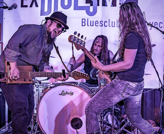 Marc Amacher, Fabio Valentino Rogantin... das Publikum mit rasantem Blues-Rock.  | Foto: Paul Eischet