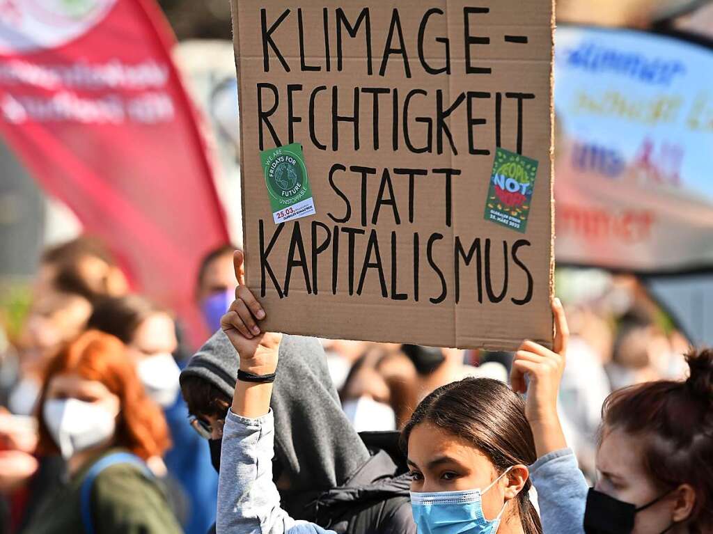 Am Freitag sind mehrere Tausend Menschen bei einer Kundgebung von Fridays for Future durch Freiburgs Innenstadt gezogen.