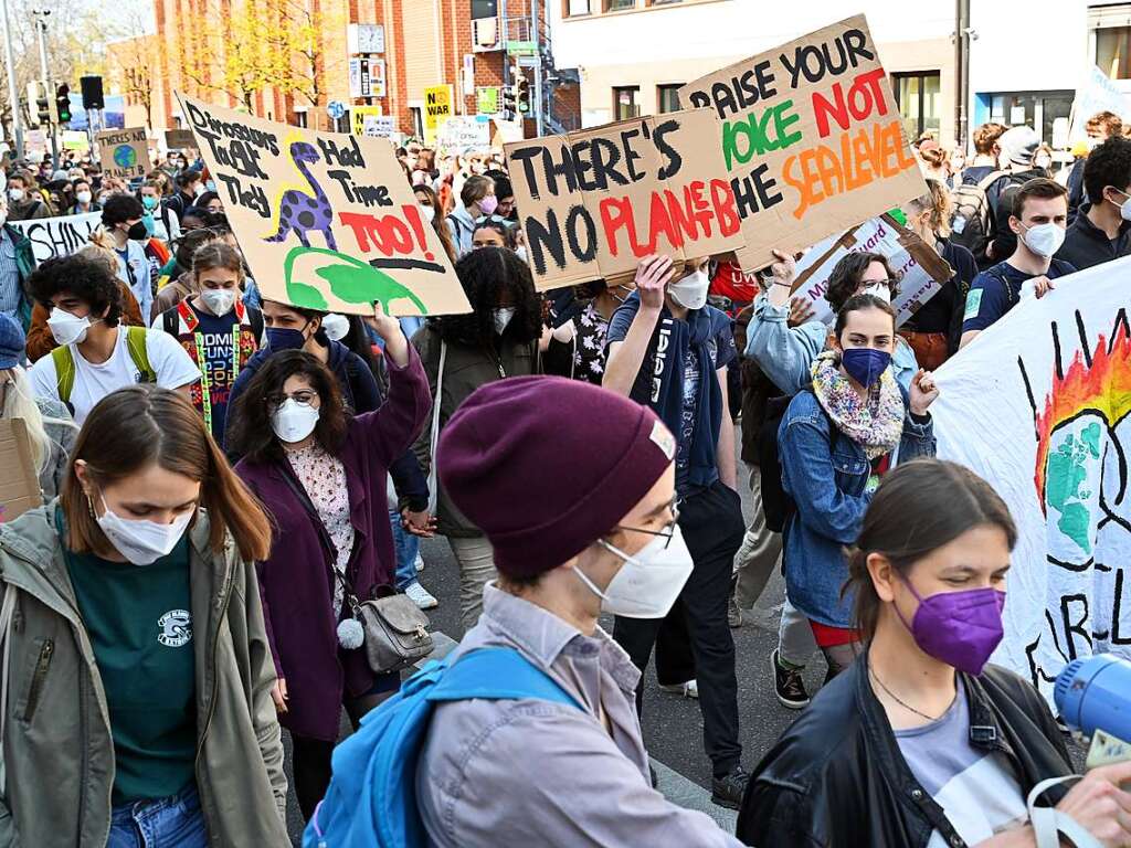 Am Freitag sind mehrere Tausend Menschen bei einer Kundgebung von Fridays for Future durch Freiburgs Innenstadt gezogen.