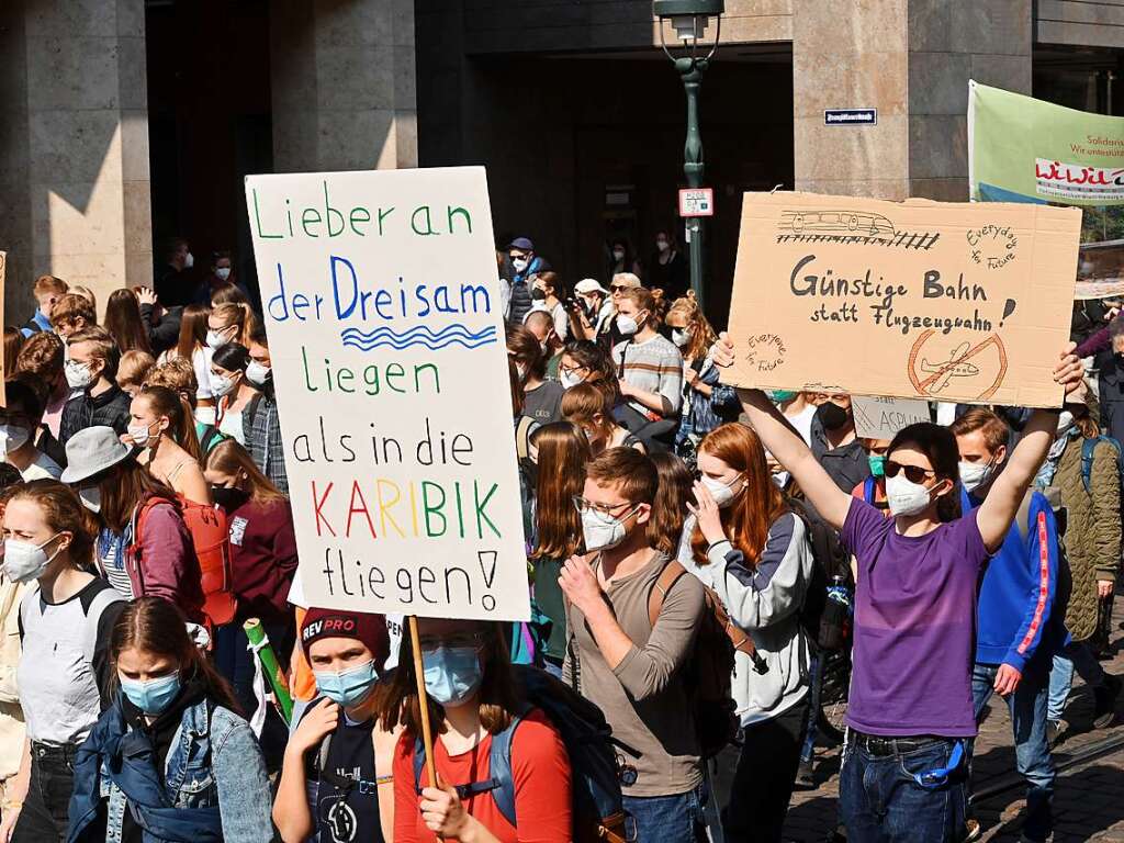 Am Freitag sind mehrere Tausend Menschen bei einer Kundgebung von Fridays for Future durch Freiburgs Innenstadt gezogen.