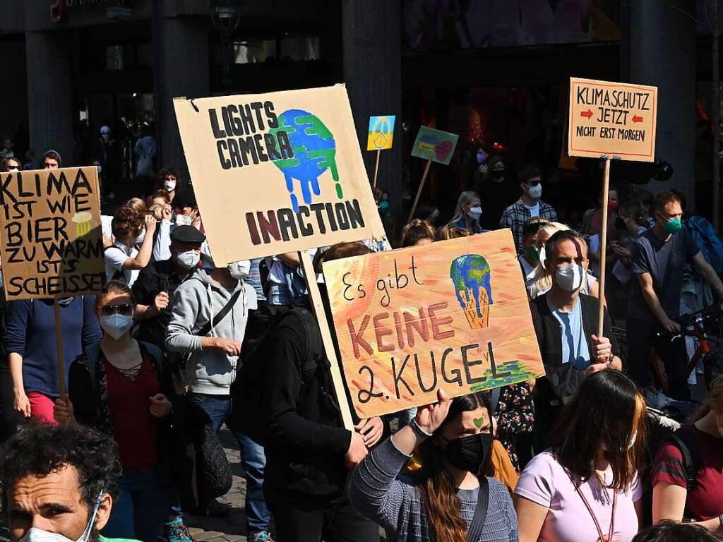 Am Freitag sind mehrere Tausend Menschen bei einer Kundgebung von Fridays for Future durch Freiburgs Innenstadt gezogen.