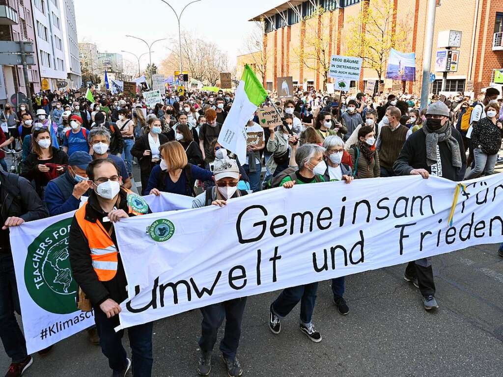 Am Freitag sind mehrere Tausend Menschen bei einer Kundgebung von Fridays for Future durch Freiburgs Innenstadt gezogen.