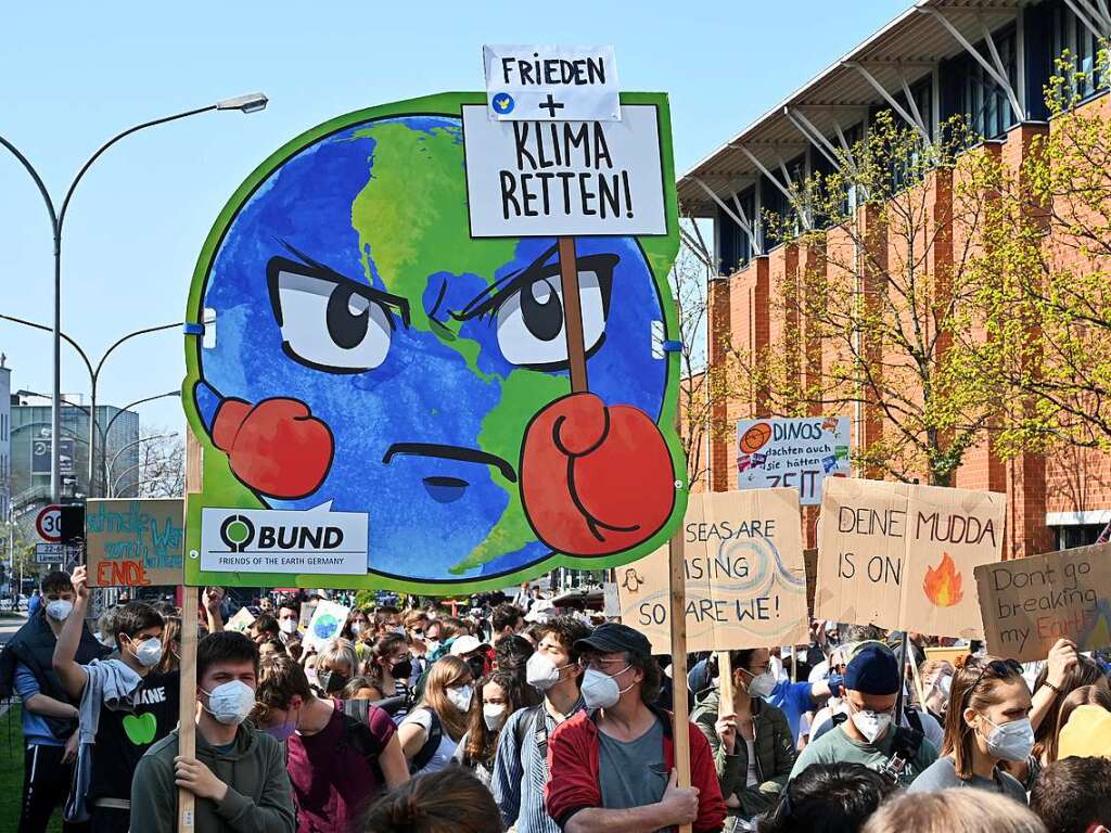 Am Freitag sind mehrere Tausend Menschen bei einer Kundgebung von Fridays for Future durch Freiburgs Innenstadt gezogen.