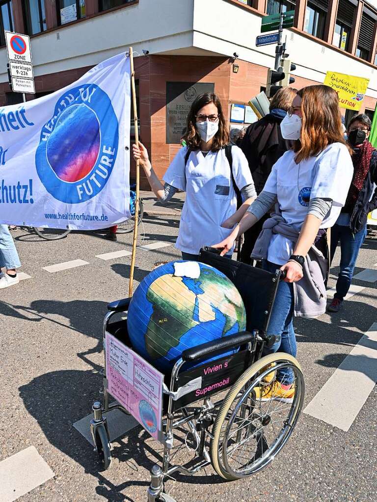 Am Freitag sind mehrere Tausend Menschen bei einer Kundgebung von Fridays for Future durch Freiburgs Innenstadt gezogen.