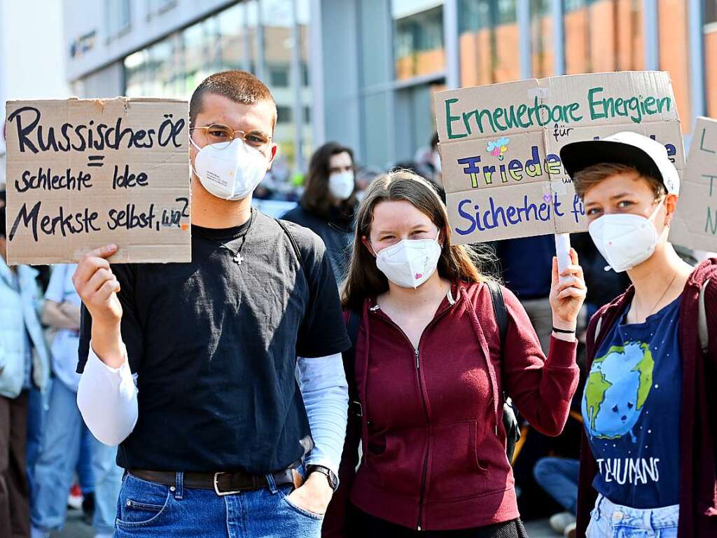 Am Freitag sind mehrere Tausend Menschen bei einer Kundgebung von Fridays for Future durch Freiburgs Innenstadt gezogen.