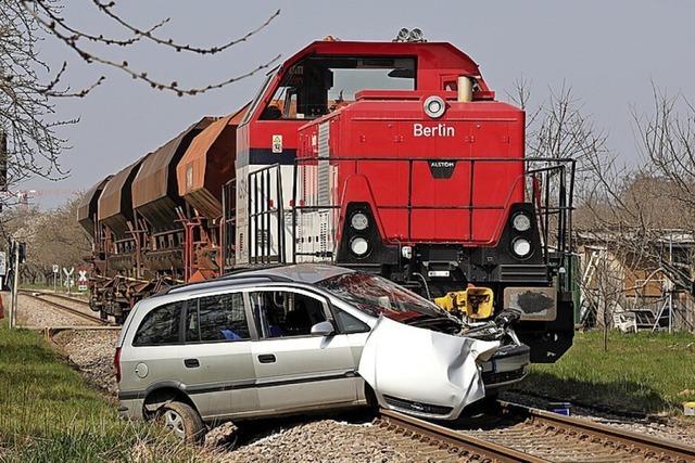 Lok rammt Auto an unbeschranktem Bahnübergang in Achern – 84-jähriger Autofahrer stirbt