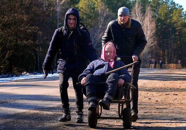 Dieses Foto von flchtenden Ukrainern entstand in Wischgorod.  | Foto: Efrem Lukatsky