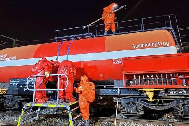 Wehren aus dem Landkreis Emmendingen ben am Gefahrgutwaggon