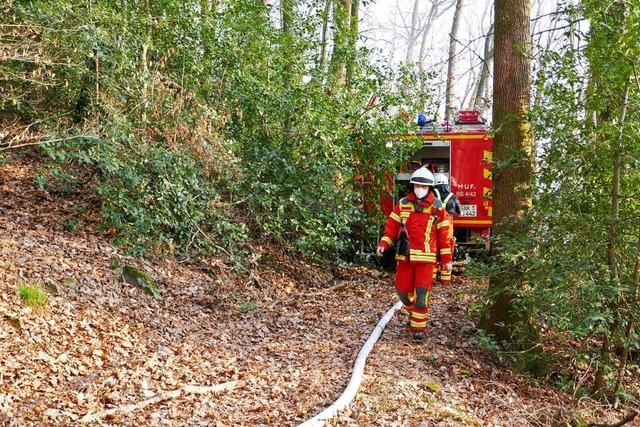 Die Feuerwehr musste sich durch unwegsames Gelnde zum Brandort vorarbeiten.  | Foto: Axel Kremp
