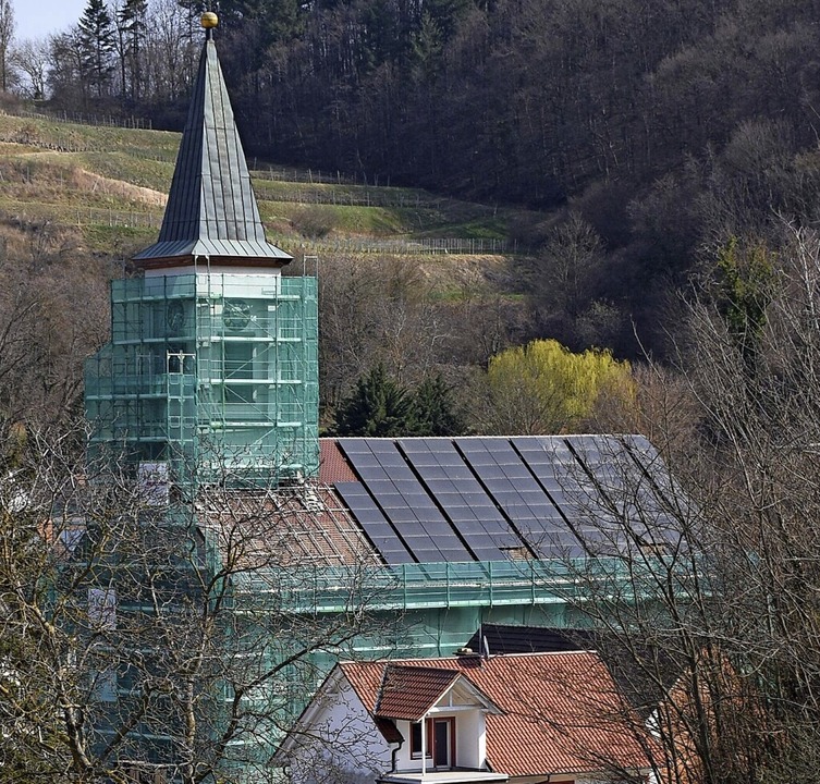 In grünes Netz eingehüllt präsentiert sich derzeit die Kirche in Amoltern.  | Foto: Roland Vitt
