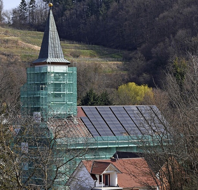 In grnes Netz eingehllt prsentiert sich derzeit die Kirche in Amoltern.  | Foto: Roland Vitt