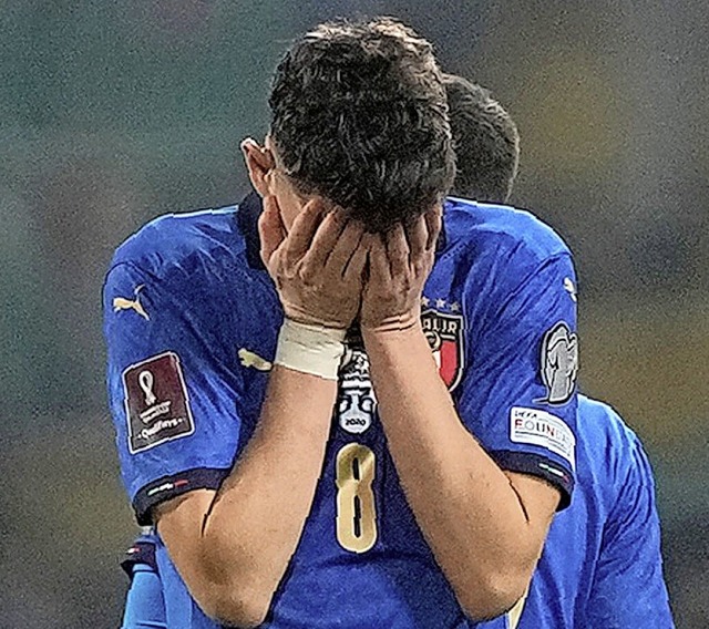 Jorginho weint nach dem Ausscheiden Italiens.  | Foto: Antonio Calanni (dpa)