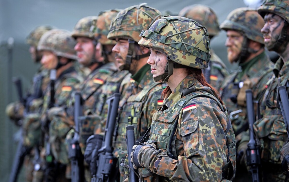 Bundeswehrsoldaten auf einem Militärst...Die Aufnahme stammt aus dem Jahr 2008.  | Foto: Bernd von Jutrczenka