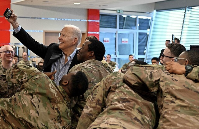 Selfie mit dem Prsidenten: Biden zu Gast bei seinen Soldaten in Polen.   | Foto: BRENDAN SMIALOWSKI (AFP)