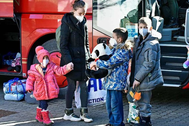 Kinder aus einem Kinderheim in Kiew treffen in Freiburg ein.  | Foto: Michael Bamberger