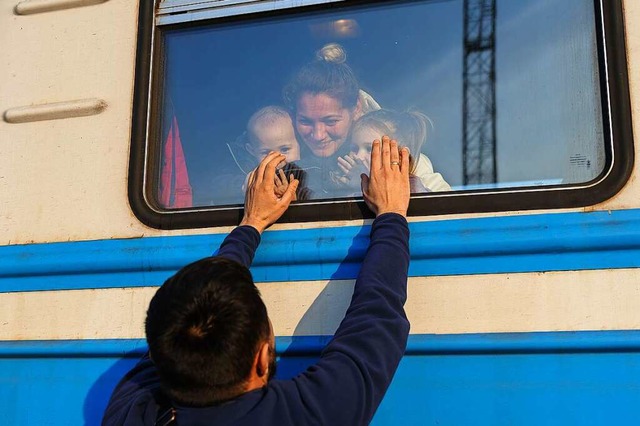 Ein ukrainischer Mann verabschiedet si... Zug in Richtung Polen fliehen wollen.  | Foto: Mykola Tys (dpa)