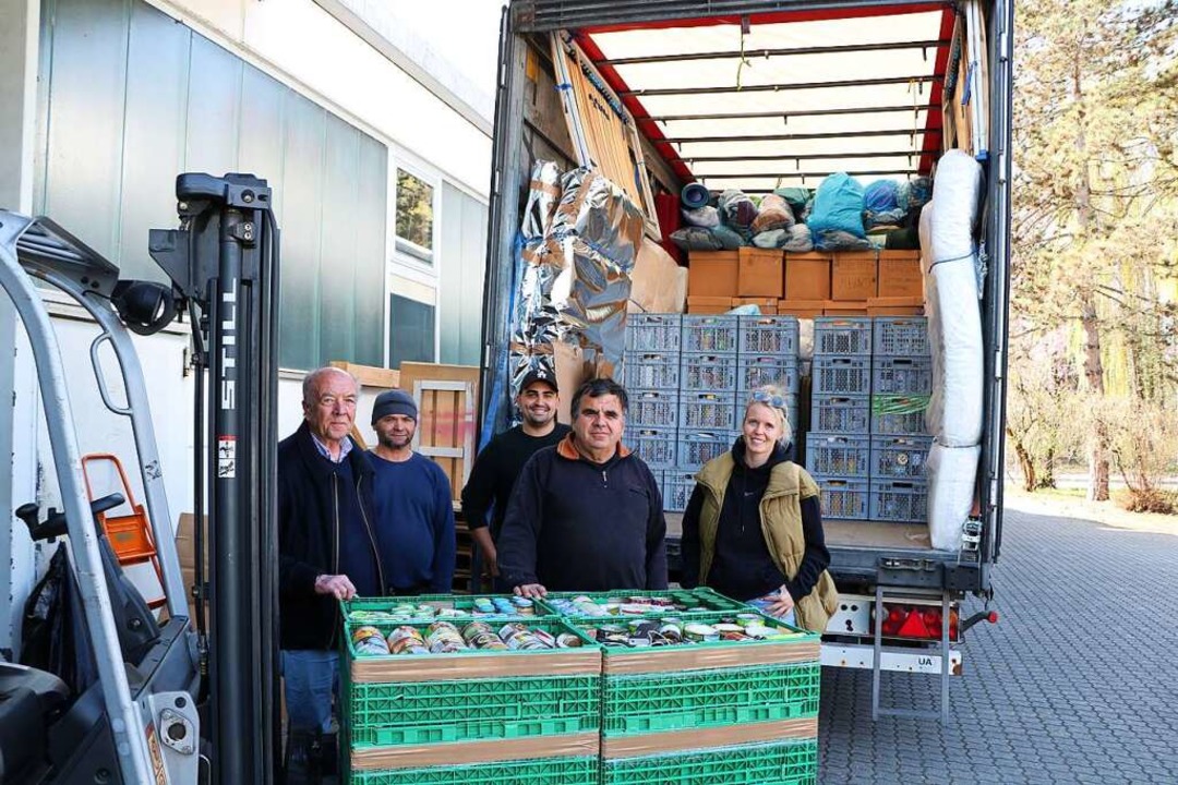 Kistenweise werden Hilfsgüter auf die Lastwagen verladen.  | Foto: Privat