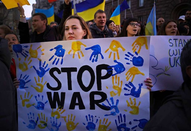 Eine von vielen Protestkundgebungen ge...Lrracher Ukraineabend deutlich wurde.  | Foto: Valentina Petrova (dpa)