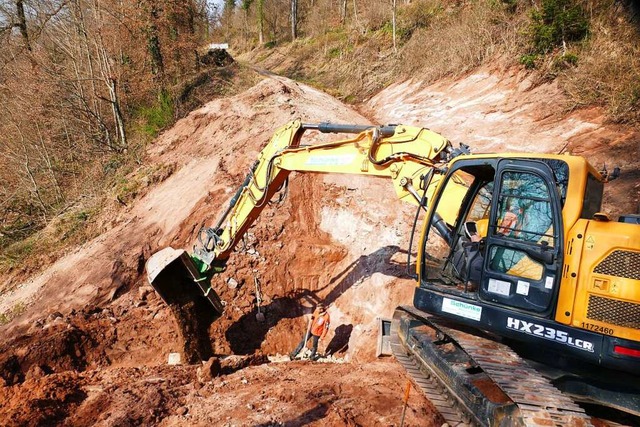 Schweres Gert ist am Entegast im Eins...utschten Baierhttenwegs hat begonnen.  | Foto: Andr Hnig