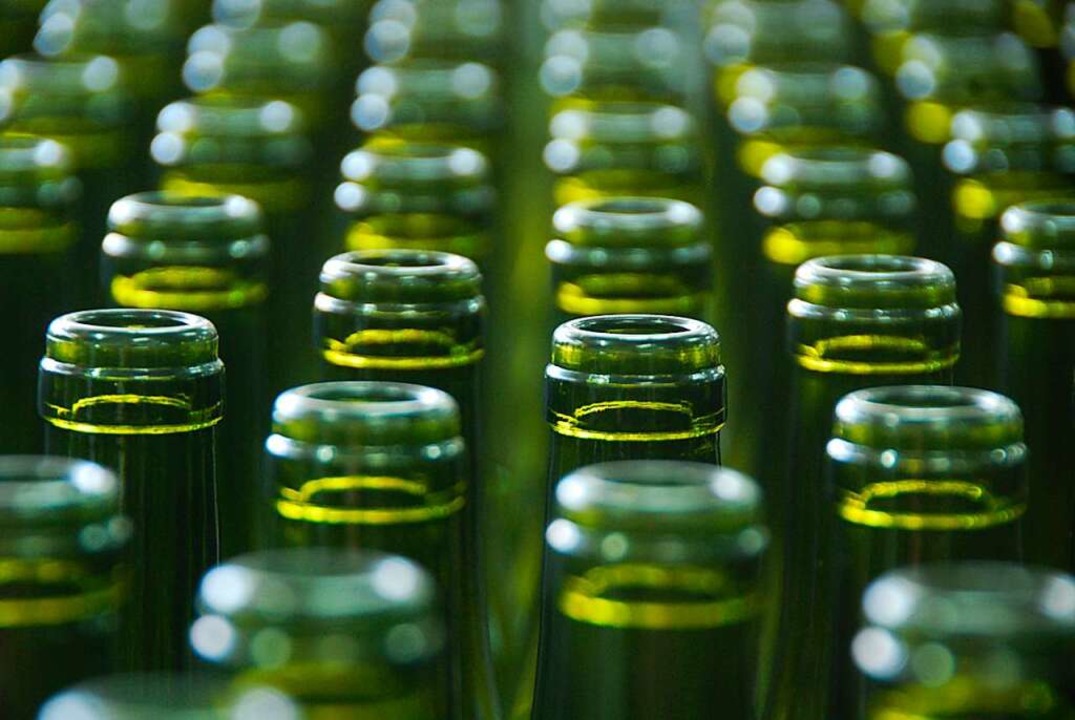 Die Produktion von Glas ist energieint...gen die Preise für  leere Flaschen an.  | Foto: Roland Vitt