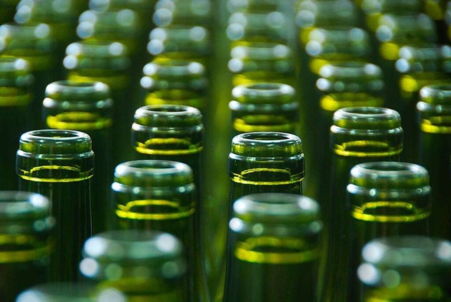 Die Produktion von Glas ist energieint...gen die Preise fr  leere Flaschen an.  | Foto: Roland Vitt