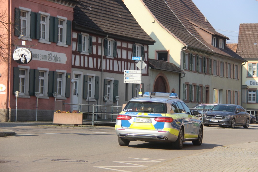 In Eichstetten lief eine große Polizei..., die ein Ehepaar verletzt haben soll.  | Foto: Horst David
