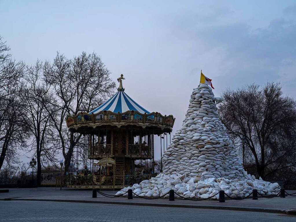 Odessa: Das Denkmal des Herzogs von Richelieu ist neben einem Karussell mit Sandscken abgedeckt.