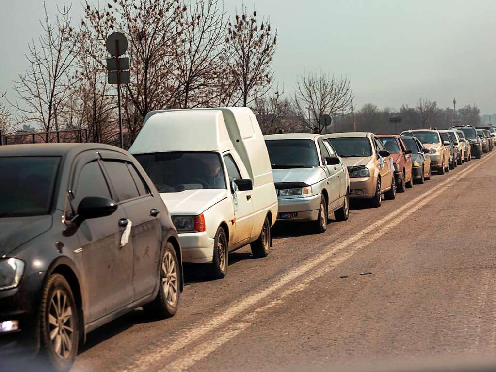 Mariupol: Anwohner verlassen mit ihren Autos die Stadt.