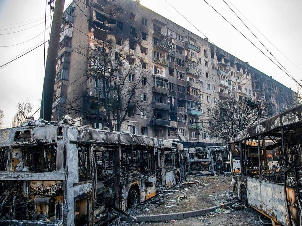 Mariupol: Eine Reihe von Bussen, die von den Verteidigern des ukrainischen Asow-Bataillons aufgestellt wurden, um den Vormarsch der russischen / prorussischen Krfte zu behindern, die tiefer in die Stadt vordringen.