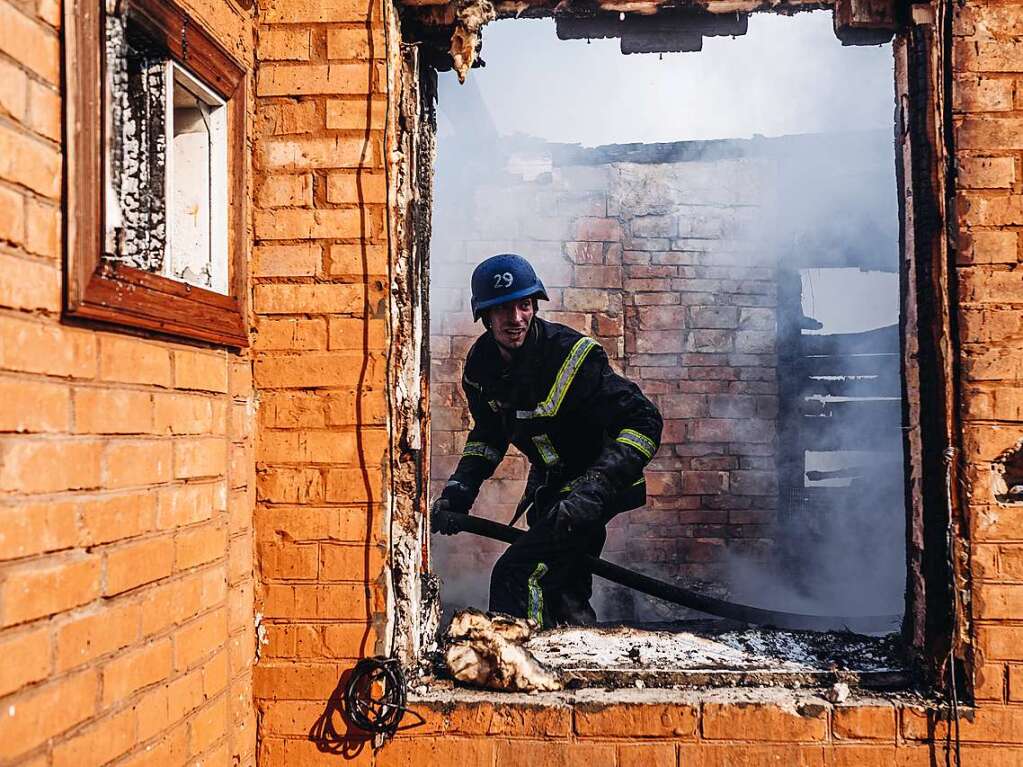 Kiew:  Ein Feuerwehrmann arbeitet in einem beschdigten Gebude.