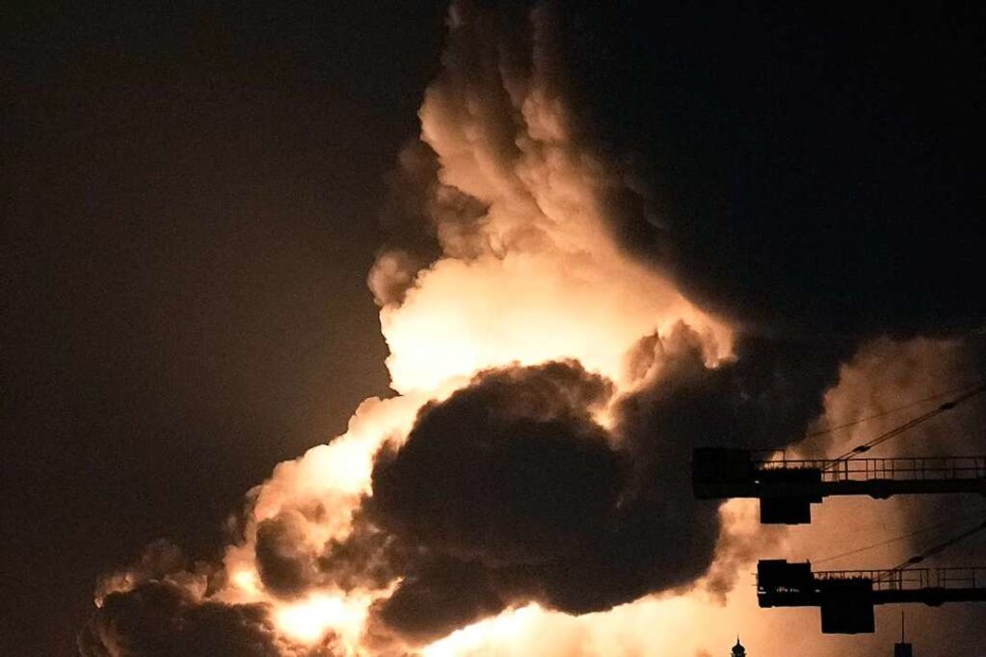 Eine Rauchwolke steigt von einem brenn...n Saudi-Arabien neue Sorgen ausgelöst.  | Foto: Hassan Ammar (dpa)