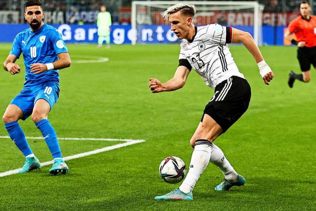 Deutschlands Nico Schlotterbeck kontrolliert den Ball.  | Foto: Christian Charisius (dpa)