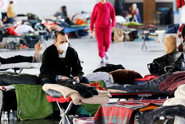 Viele Turn- und Messehallen in Deutsch...unktioniert &#8211; keine Dauerlsung.  | Foto: Bernd Wstneck (dpa)