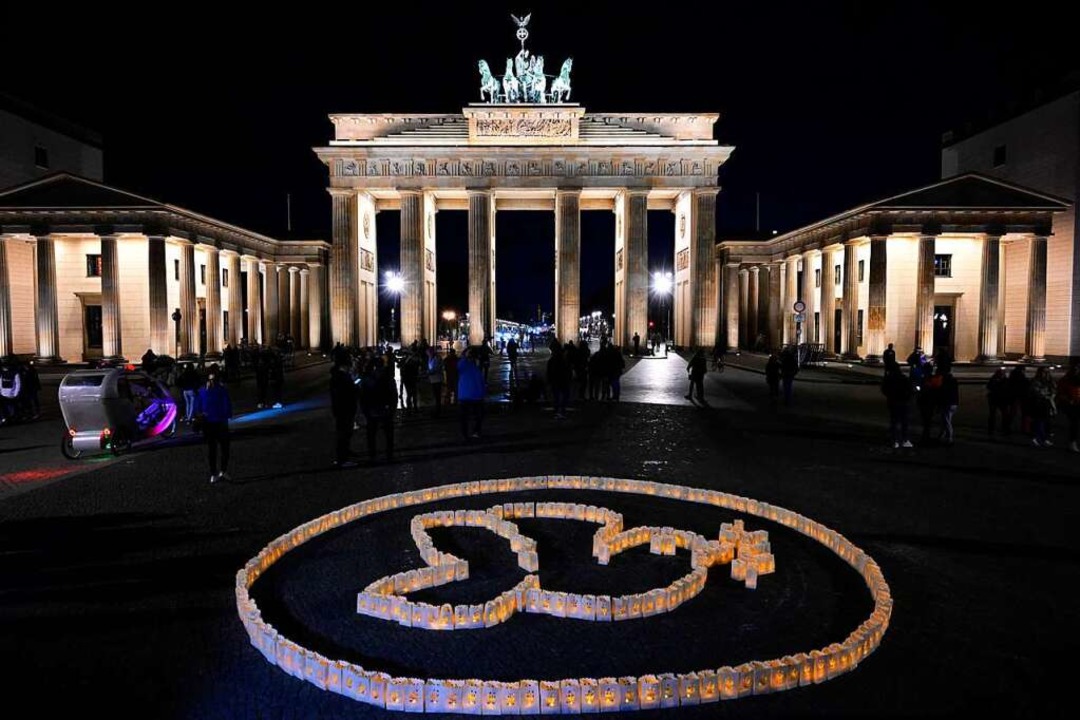 Kurz bevor die Beleuchtung am Brandenburger Tor in Berlin ausgeschaltet wurde  | Foto: TOBIAS SCHWARZ (AFP)