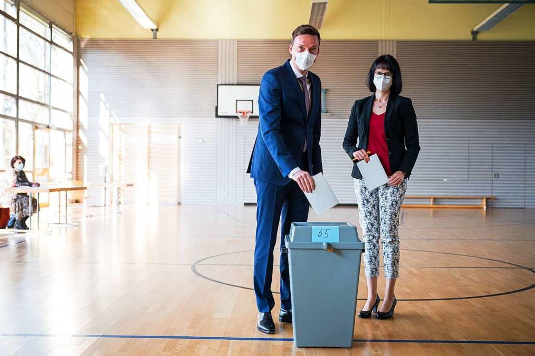 Ministerpräsident Tobias Hans (CDU) gi...e für die Landtagswahl im Saarland ab.  | Foto: Oliver Dietze (dpa)