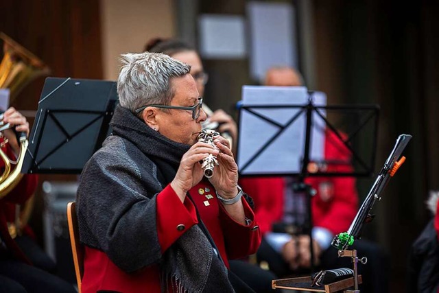 Die Musiker spielen fr die Opfer des Ukraine-Kriegs.  | Foto: Hubert Gemmert