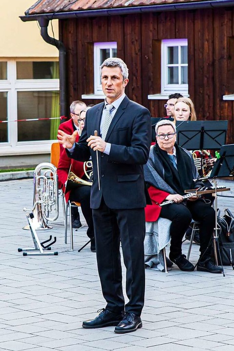 Die Musiker spielen für die Opfer des Ukraine-Kriegs.  | Foto: Hubert Gemmert