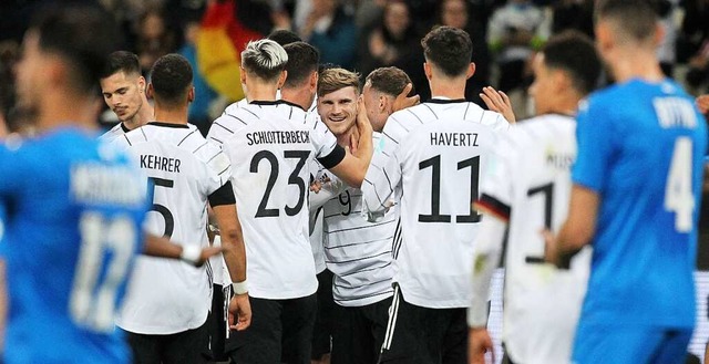 Timo Werner (Mitte) feiert seinen Treffer zum 2:0 mit seinen Teamkollegen.  | Foto: DANIEL ROLAND (AFP)