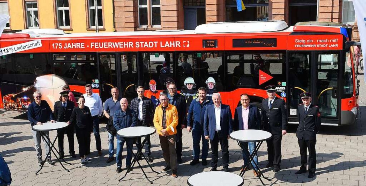 Der Feuerwehrbus mit Sponsoren und Repräsentanten der Feuerwehr   | Foto: Wolfgang Künstle