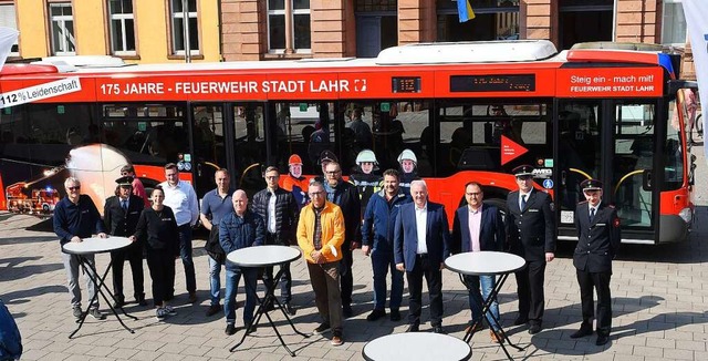 Der Feuerwehrbus mit Sponsoren und Reprsentanten der Feuerwehr   | Foto: Wolfgang Knstle