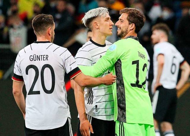 Christian Gnter (links), Kapitn beim...pp (rechts) freut sich ber den Sieg.   | Foto: DANIEL ROLAND (AFP)