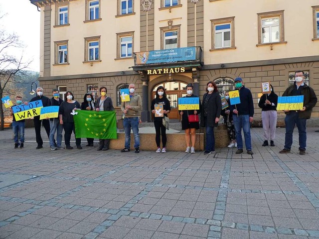 Solidaritt mit der Ukraine vor dem Neustdter Rathaus  | Foto: Peter Stellmach