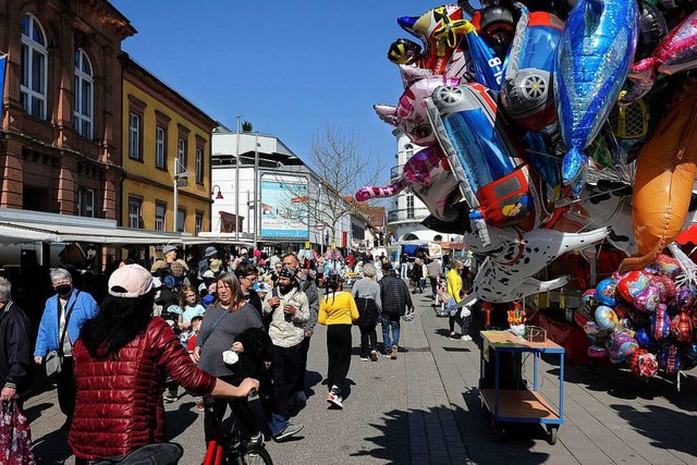 Viele Besucher flanierten am Sonntag d...ebot und die frhlingshafte Stimmung.   | Foto: Bettina Schaller