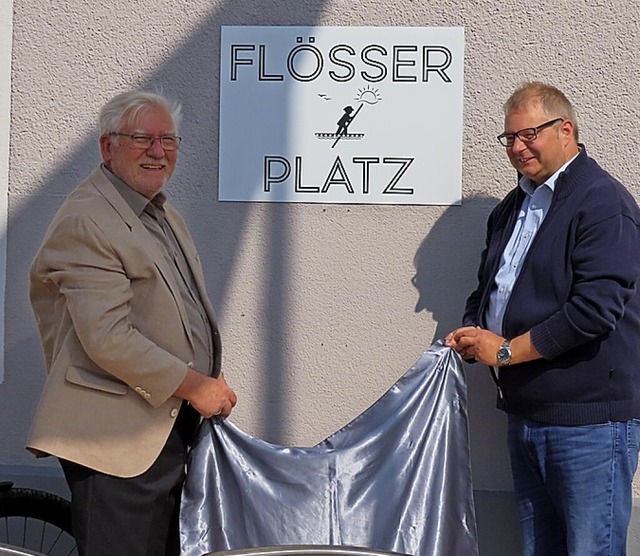 Ortsvorsteher Fred Thelen (links) und ...den neuen Flerplatz in Wallbach ein.  | Foto: Gerd Leutenecker