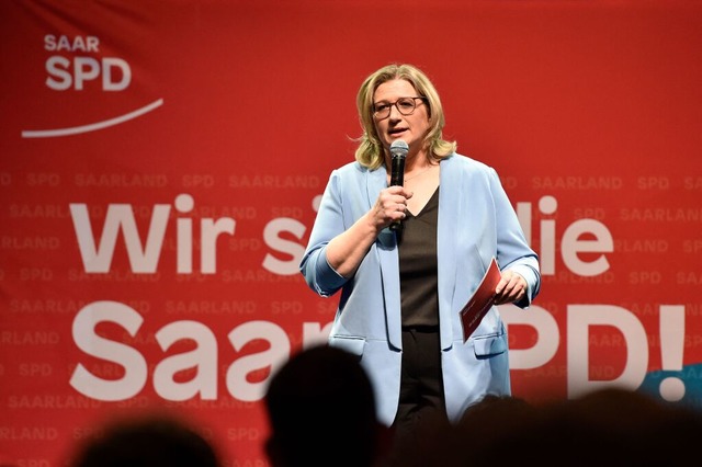 Anke Rehlinger, Spitzenkandidatin der ...dio des Saarlndischen Rundfunks (SR).  | Foto: JEAN-CHRISTOPHE VERHAEGEN (AFP)